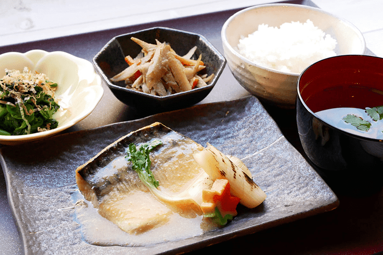 館内で調理する温かく食べやすい食事